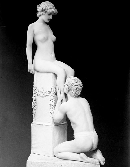 statue_woman_pedestal