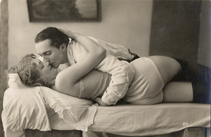 vintage_couple_bed_love0003